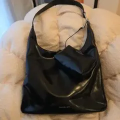 CHARLES & KEITH ブラックショルダーバッグ　ワンハンドル