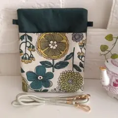 『FUWARI』スマホショルダーバッグ　サコッシュ　北欧風　手描き花柄