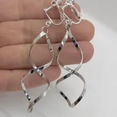 スクリュー　ロング　イヤリング　揺れる　大人可愛い　大ぶり　シンプル　シルバー