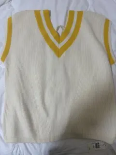 アイボリー・イエローのリブニットベスト