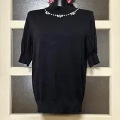 ビジュー装飾付き黒パフスリーブニット