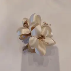 光沢生地　コサージュ　白