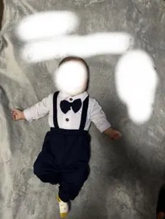 白色長袖ロンパースとオーバーオール