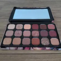 MAKEUP REVOLUTION アイシャドウパレット18色のサムネイル