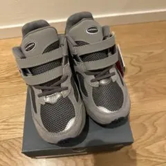 ニューバランス　キッズ　 2002R グレー スニーカー　20.5cm