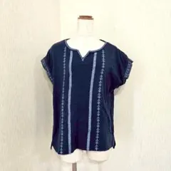 A DAY IN THE LIFE ネイビー 刺繍コットンブラウスのサムネイル