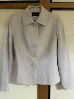 薄いピンクスーツ