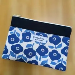 ハンドメイド　フラットポーチ　北欧調　生成り地ネイビー花柄