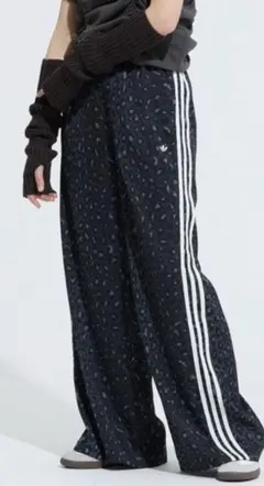 美品】adidas Originals ワイドレッグ サテンパンツ レオパード - メルカリ