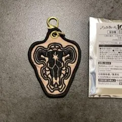ブラッククローバー、エンブレム刺繍チャームコレクション - メルカリ