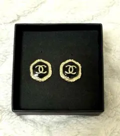 CCロゴ　アンティークピアス　ブラック　ゴールド