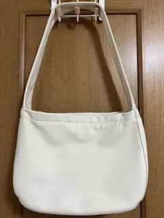 【美品】GU ジーユー レザータッチラウンドショルダーバッグ ホワイト