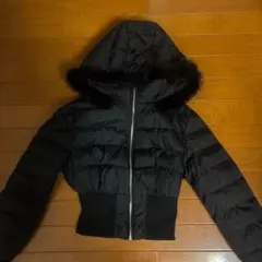 フード付きブラックダウンジャケット