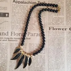 リーフモチーフ ブラック ゴールドビーズネックレス