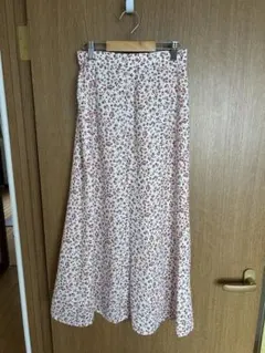 アース ミュージック&エコロジー 花柄ロングスカート　オフホワイト×赤