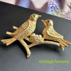 小ぶり【赤い目と緑の目の小鳥】美しいヴィンテージブローチ