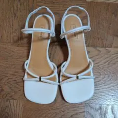 新品未使用　CHEMBUR ホワイト ストラップサンダル