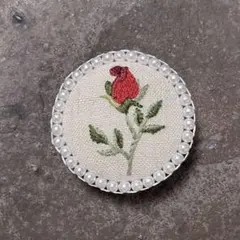 気まぐれ特価■手縫いビーズ刺繍ブローチ　ばらの蕾