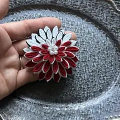 赤✖️白のシックなお花の帯留め（髪飾り・ブローチ）