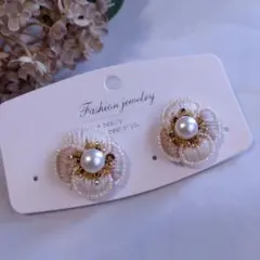 【ピアス・イヤリング】ベージュとエクリュのお花型 パール スパンコールつき