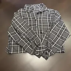 グレーとホワイトのチェック柄クロップドシャツ