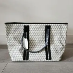 ホワイトとネイビーのトートバッグ8253206