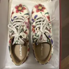 Ferragamo フェラガモ スニーカー お花 白のサムネイル