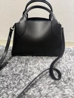 黒のレザーショルダーバッグ　牛皮
