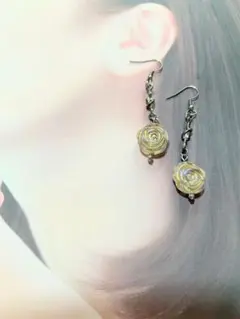 ハンドメイド バラ型ビーズ ピアス シルバー