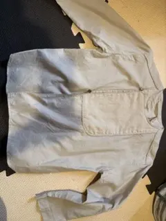 ベージュ長袖シャツ