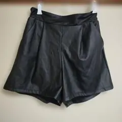 フェイクレザー　ショートパンツ　ブラック