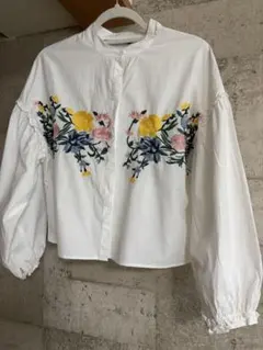 花柄刺繍 長袖ブラウス ホワイト Lサイズ　ZARAのサムネイル