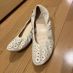 卑弥呼　白　パンチングフラットシューズ　25.0cm