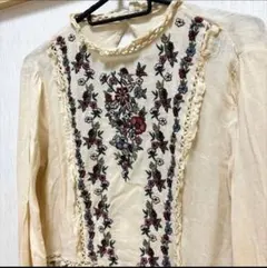 ZARA 花柄刺繍 長袖ブラウス クリーム色