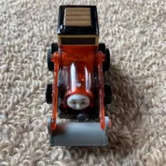 キャラクター玩具 オレンジ色のトラック