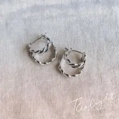 【新品 送料無料 匿名配送】ツイストデザイン ピアス　シルバー