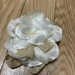 コサージュ　 ホワイトフラワーブローチ ゴールドリボン付き