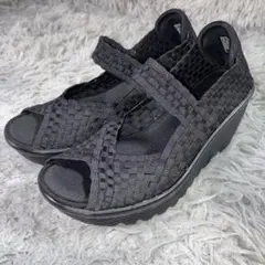 極美品SKECHERS スケッチャーズ　コンフォートサンダル ブラック 22のサムネイル