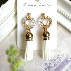 タッセルピアス/イヤリング クリスタルビーズ ホワイト(ハンドメイド)