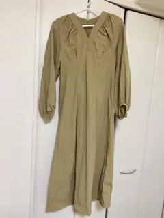 【美品】ナイロンワンピース　スタイルアップ　Ｖネック　シワになりずらい