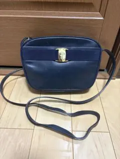 Ferragamo ネイビー ショルダーバッグ　ヴァラ　フェラガモ　カバン