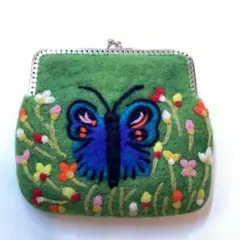 フェルト製蝶刺繍ポーチ