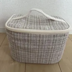 ジッパー付きベージュ布製ポーチ