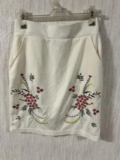 cecile 刺繍入りホワイトタイトスカートのサムネイル