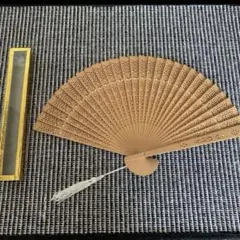 12. 透かし彫り 木製扇子 タッセル付き 専用ケース入り