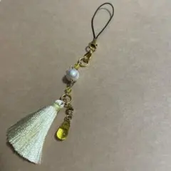 9.黄色のタッセル付きストラップ