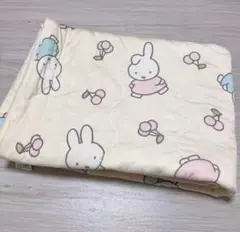 Miffy 肌掛け布団　140x190cm チェリー柄のサムネイル