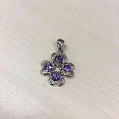 50円値下げ！クローバーペンダントトップ 紫色のストーン付き