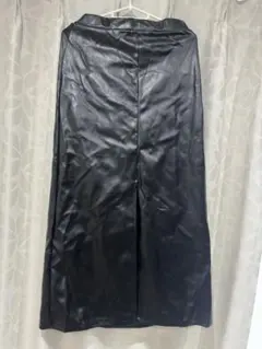 ブラックレザー風タイトスカート