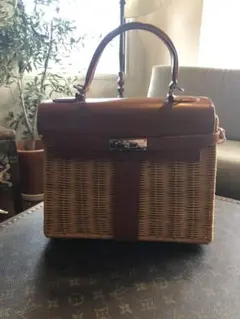 Hブランドと同じ形の藤のバッグ